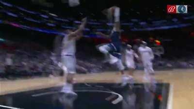 [Highlight] D'angelo Russell posterizes Nic Batum