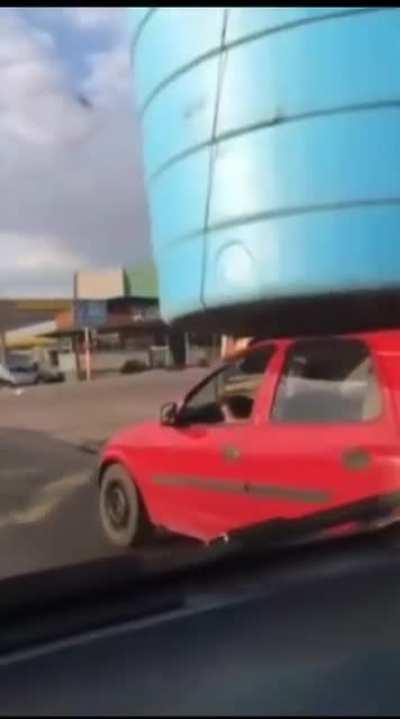 At least he has a matress, so the water tank won't scratch the paint.