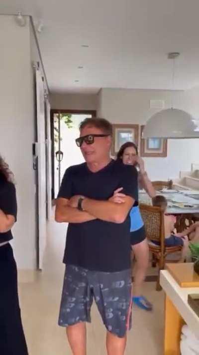 O senador Kajuru tatuou nas costas o rosto do também senador Álvaro Dias e outros dois que não consegui identificar.