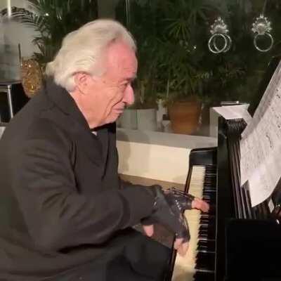 The Brazilian Pianist, João Carlos Martins that lost ability in his hands for more than 20 years. ⁠At the end of last year he was provided with the pair of neoprene-covered bionic gloves by Ubiratan Bizarro Costa.⁠