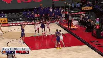 [Highlight] Devin Booker gets mad at the Raptors' mascot distracting him