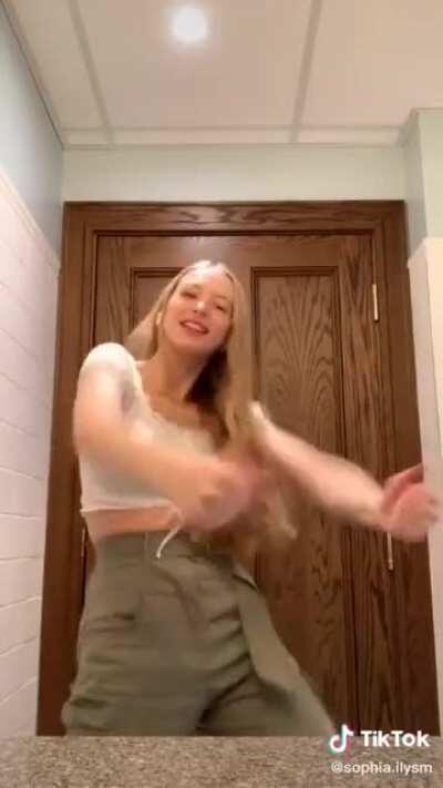 🔥💎 curvy, bouncy, delicious (braless again?)