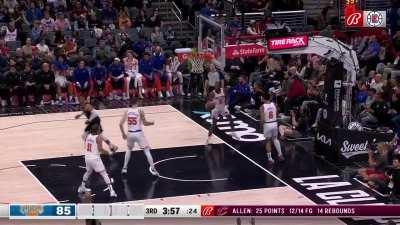 [Highlight] Kawhi Leonard hits his 5th three-pointer of the night to extend the Clippers' lead against the Knicks to 20!