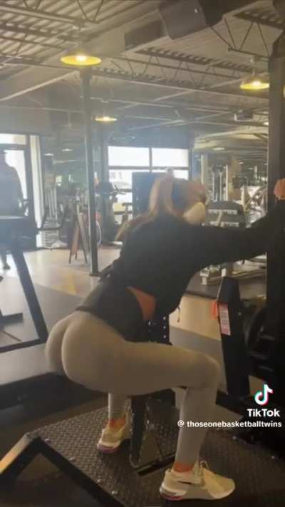 Glute training day 🍑🐶