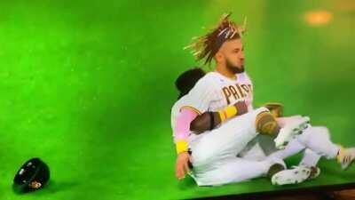 Hey hey the boys getting kinda handsy 😳