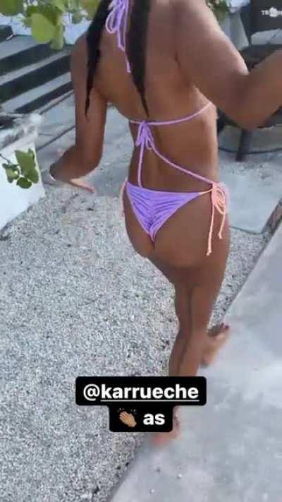 She got them clappers out 😛