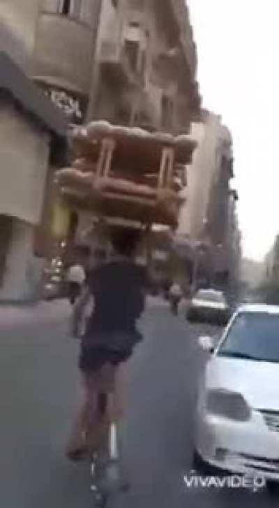 Глядя на этого доставщика хлеба, я понимаю, что наши курьеры на самокатах и велосипедах не такие долбанутые, как я думал