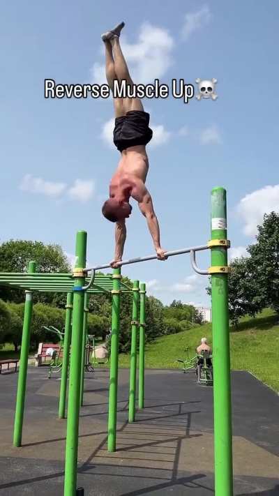 This calisthenics coach’s reverse muscle up 🤯