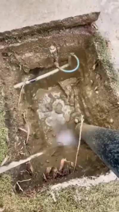 They this guy pressure shovel a hole 🙌