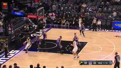 [Highlight] Lauri Markkanen elevates and detonates with a poster slam over Sabonis