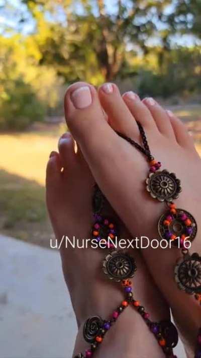 Do you like French-tipped toes? I got a new pedicure yesterday 😁