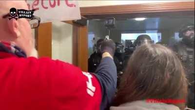 Right wingers who stormed Oregon State Capitol standoff with Police. Tell them they are traitors, they can hang their ass.