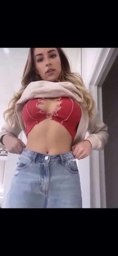 Showing off those perky 🍈