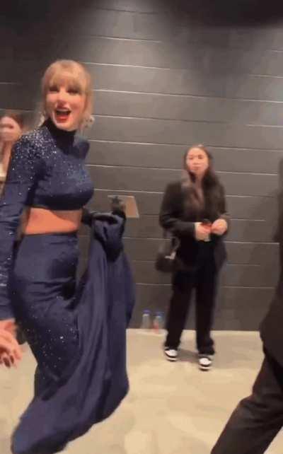 Leaving the Grammy's, atleast we get to see a bit of those gorgeous legs and heels