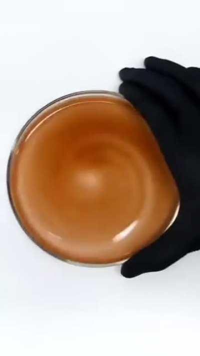 The Belousov-Zhabotinsky reaction performed by Nile Red