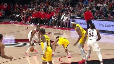 [Highlight] Sheppard hits the deck and Scoot finishes past him with the finger roll