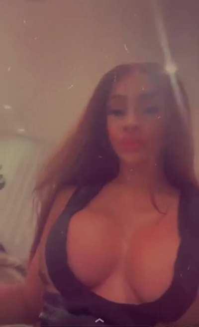 That cleavage 🧊❤️‍🔥