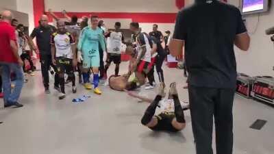 Jogadores do Sport comemorando a vitória sobre o Internacional.