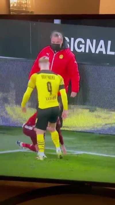 Lucas Hernandez & Haaland square up to each other and then shake hands