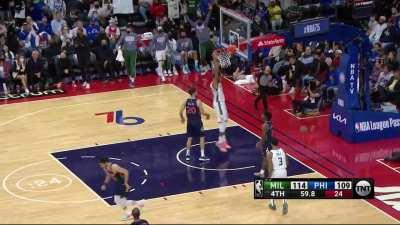 [Highlight] Jrue finds Giannis for the dagger alley-oop