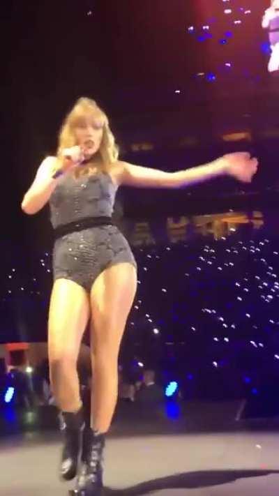 Sexy and thicc Taylor Swift showing it all off