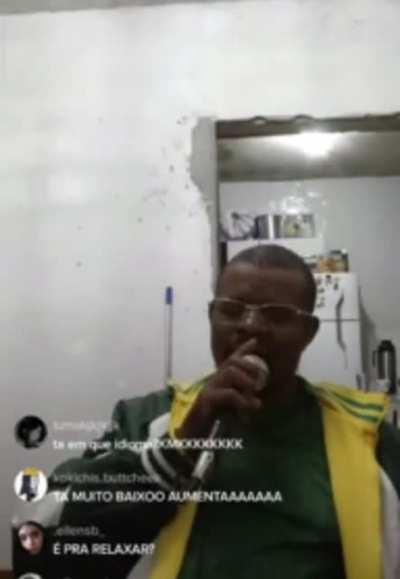 Greninja tentando fazer live, a igreja do lado :