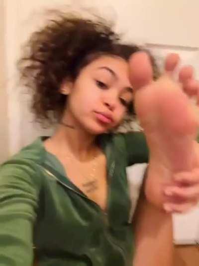 My crush flexing her soles🥹