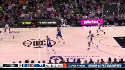 [Highlight] Russ attacks the rim (w/ replay)