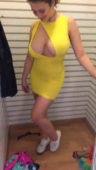Yellow dresss malfunction