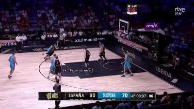 [Highlight] Santi Aldama with the pump-fake dribble drive through Slovenia's defense for the jam