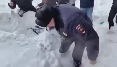 No AI, no cuts, just a Russian man enjoying life and celebrating fire.