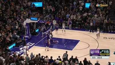 [Highlight] De’Aaron Fox secures his 22nd point of the 4th quarter to put the Kings up 2 with .4 seconds to go