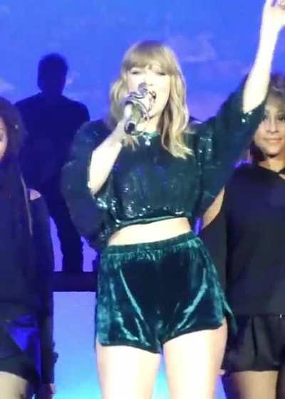 Taylor’s sex appeal is absolutely ridiculous