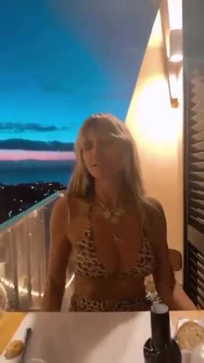 Since you guys like Heidi Klum so much.... 