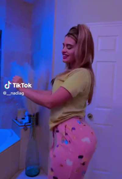 Nadia's Ass Jiggle