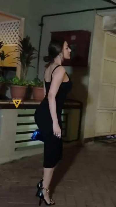 Malaika Arora attending birthday bash of Kareen Kapoor wearing sexy black dress... 😍😘 😋