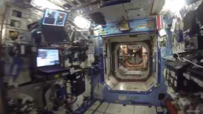 Космонавт Олег Артемьев взял в руки камеру и пролетелся по всей МКС! Это одна из лучших и добрейших экскурсий, что я видел