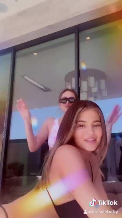 Who twerks better Kylie or Stassie?