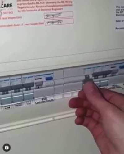 Когда накануне посмотрел с девушкой хоррор, а потом вроде как ушел в магаз 10 минут назад👻