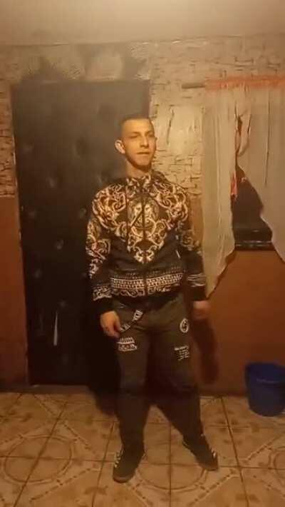 Un moderator vine acasa dupa o zi lunga de lucru