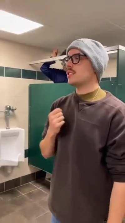 banheiro masculino escolar mais normal do mundo