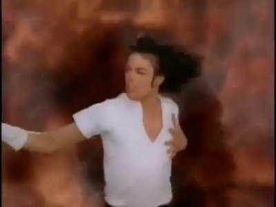 Felipe Pettinato saliendo de su departamento