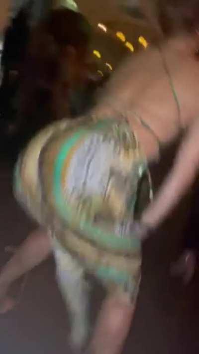 'Bambaii' shakin' it to Kartel 🔥🎶