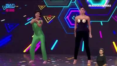 Virtual assistant and a real singer dancing in a black Friday live