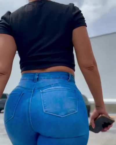 In those jeans 🍑👖