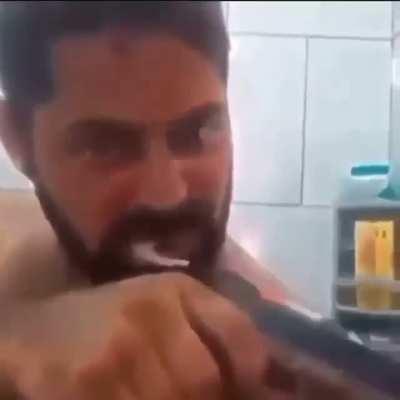 MaN kIlLs MuLtIpLe PeOpLe WhIlE bRuShInG hIs TeEtH