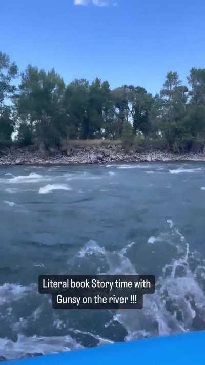 I really love her legs 😍 