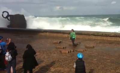 HMC When I take a photo with high waves