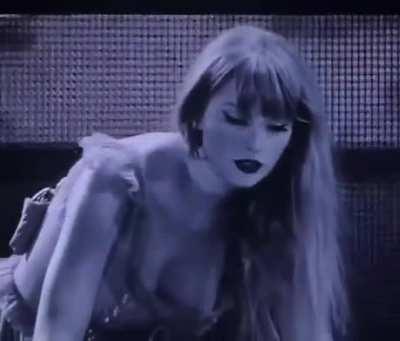 A nice new downblouse view of Taylor's big boobs!