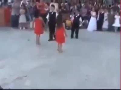 dogru yolu bulan laik genclerimiz (arkada pedofililer kuduruyo sevincten)